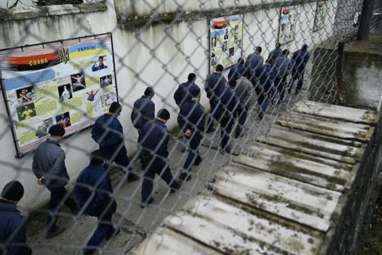 Des prisonniers dans un centre de détention pour prisonniers de guerre russes dans l'ouest de l'Ukraine, le 26 novembre 2025 ( AFP / Genya SAVILOV )