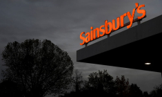 SAINSBURY'S ATTEND DANS LA MOROSITÉ LE FEU VERT AU RACHAT D'ASDA