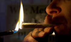 Une consommatrice de cannabis dans un café à Amsterdam