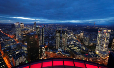 Le quartier financier avec le siège de la plus grande banque commerciale d'Allemagne, Deutsche Bank, en début de soirée à Francfort