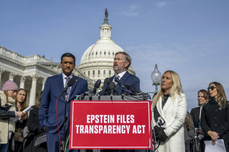 L'élu républicain Thomas Massie c), auteur avec l'élu démocrate Ro Khanna (g) d'une proposition de loi exigeant que l'administration Trump publie les documents d'enquête sur Jeffrey Epstein, lors d'une conférence de presse devant le Capitole, à Washington, le 18 novembre 2025 ( AFP / DANIEL HEUER )