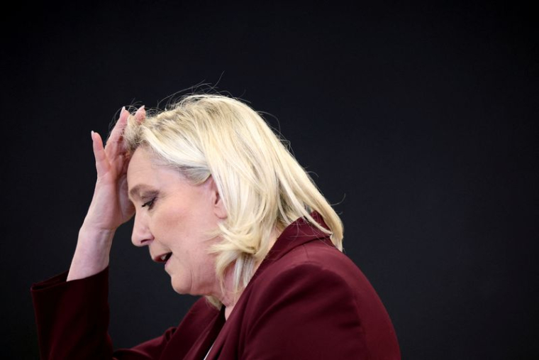 MARINE LE PEN DÉNONCE L'AUTORITARISME D'EMMANUEL MACRON