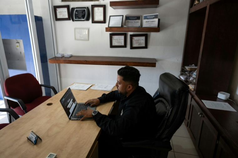 Le migrant vénézuélien Milko Garcia travaille les bureaux de son entreprise immobilière à Tijuana, dans l’État de Basse-Californie, le 19 octobre 2026 au Mexique ( AFP / Guillermo Arias )