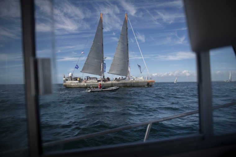 La goélette scientifique Tara arrive à Lorient, le 15 octobre 2022 ( AFP / FRED TANNEAU )