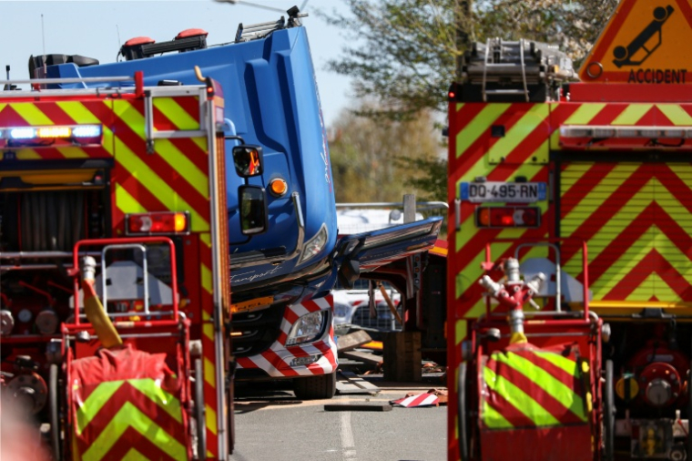 L'épave d'un camion après sa collision avec un TGV à un passage à niveau à Bully-les-Mines,  entre Béthune et Lens, le 7 avril 2026 dans le Pas-de-Calais ( AFP / Sameer AL-DOUMY )