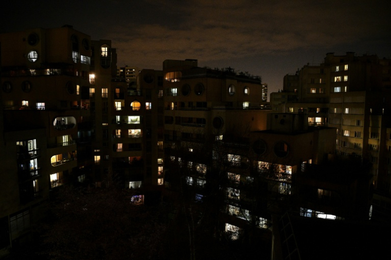 En quantité et en qualité, le sommeil des Français continue de se dégrader, sous l'effet notamment des pollutions sonore et lumineuse, de l'hyperconnexion, de la chaleur mais aussi d'horaires de travail décalés ( AFP / Christophe ARCHAMBAULT )