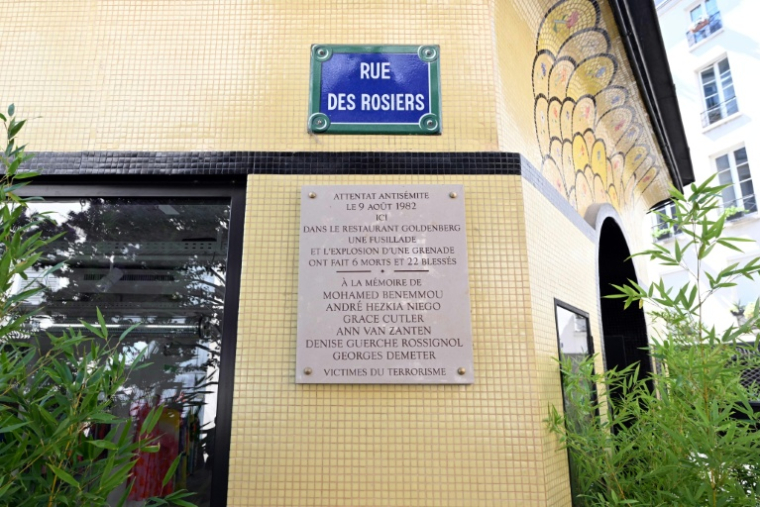 Une plaque commémorative apposée à l'occasion d'une cérémonie pour le 40e anniversaire de l'attentat rue des Rosiers, le 9 août 2022 à Paris ( AFP / Emmanuel DUNAND )