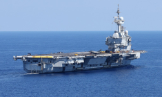 Le Charles de Gaulle au large de Bonifacio, le 9 juillet 2026. ( AFP / PASCAL POCHARD-CASABIANCA )