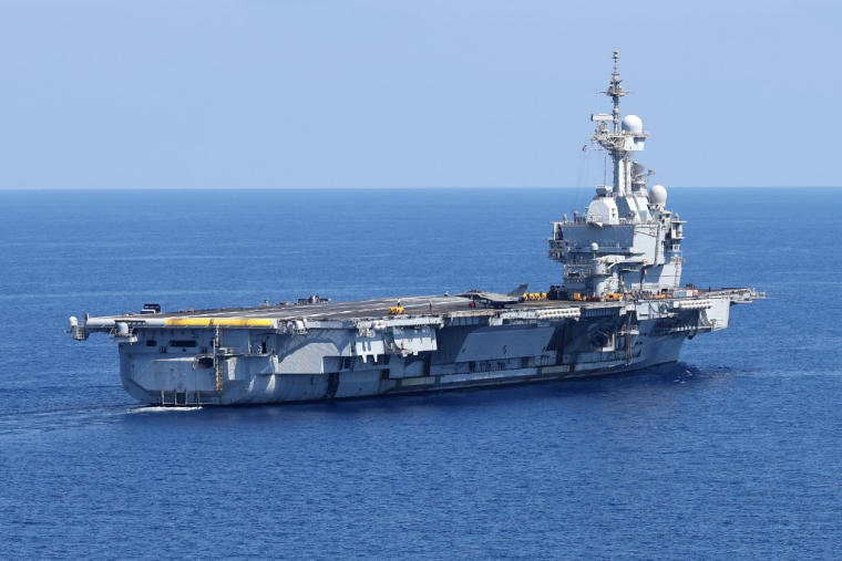 Le Charles de Gaulle au large de Bonifacio, le 9 juillet 2026. ( AFP / PASCAL POCHARD-CASABIANCA )