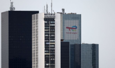 Le logo de TotalEnergies au siège de la société dans le quartier d'affaires de La Défense