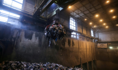 Un grappin transporte des déchets ménagers d'une fosse à ordures vers le four de l'incinérateur Isséane Syctom, Issy-les-Moulineaux, le 25 novembre 2023 en périphérie de Paris ( AFP / Thomas SAMSON )