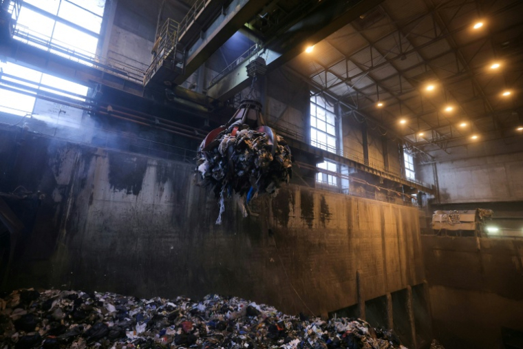 Un grappin transporte des déchets ménagers d'une fosse à ordures vers le four de l'incinérateur Isséane Syctom, Issy-les-Moulineaux, le 25 novembre 2023 en périphérie de Paris ( AFP / Thomas SAMSON )