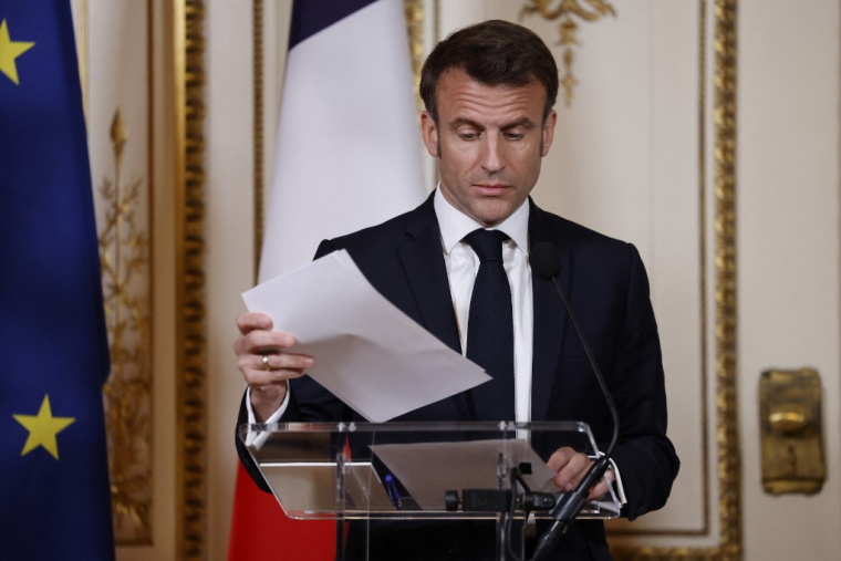 Emmanuel Macron à Amsterdam, aux Pays-Bas, le 12 avril 2023. ( AFP / LUDOVIC MARIN )