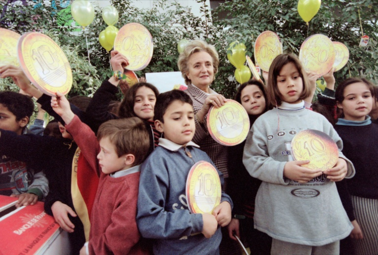 Bernadette Chirac (C)pose avec des enfants lors de l'opération caritative "Pièces jaunes", le 6 janvier 1997 à Paris   ( AFP / GERARD FOUET )