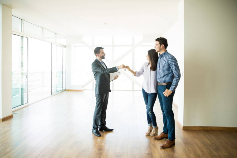 Immobilier : quand vaut-il mieux visiter un logement ? / iStock.com - Antonio_Diaz
