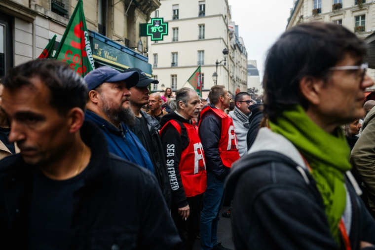 Des employés manifestent devant le BHV Marais lors d'une grève pour pour dénoncer l'installation du géant asiatique du commerce en ligne Shein dans l'enceinte du grand magasin, le 10 octobre 2025 à Paris ( AFP / Dimitar DILKOFF )