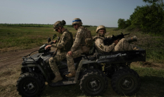 Une équipe de soldats ukrainiens sur un quad pour abattre des drones russes lors d'un entraînement, le 6 juin 2025 dans un lieu non dévoilé de l'est de l'Ukraine ( AFP / Florent VERGNES )