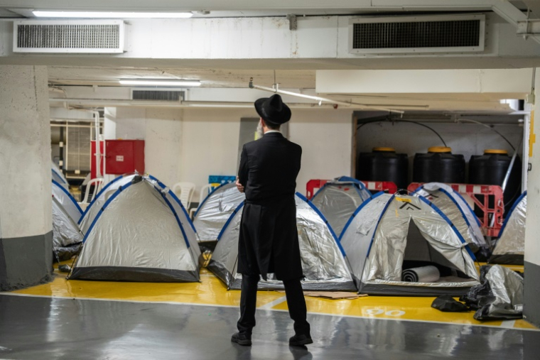 Des tentes installées dans un parking souterrain où des habitants se réfugient par crainte des attaques de missiles iraniens, le 21 juin 2025 à Tel-Aviv, en Israël ( AFP / Maya Levin )