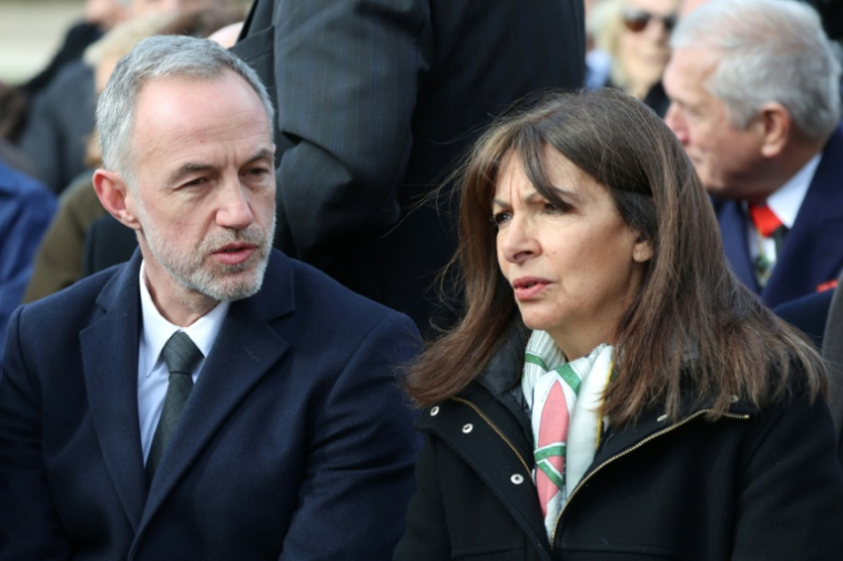 Emmanuel Grégoire et Anne Hidalgo, le 26 mars 2026 à Paris ( AFP / Ludovic MARIN )