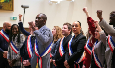 Le nouveau maire de Saint-Denis, Bally Bagayoko (C), chante La Marseillaise avec des membres du conseil municipal , le 4 avril 2026 à Saint-Denis ( AFP / Thomas SAMSON )