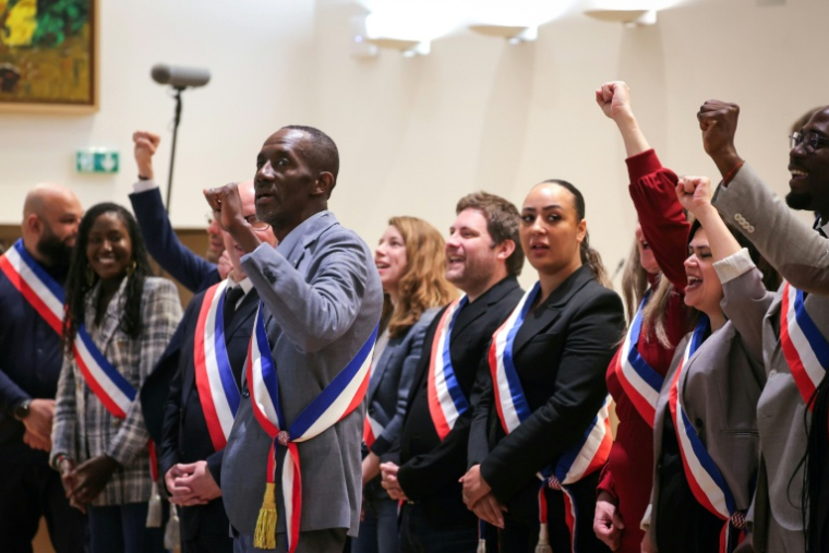 Le nouveau maire de Saint-Denis, Bally Bagayoko (C), chante La Marseillaise avec des membres du conseil municipal , le 4 avril 2026 à Saint-Denis ( AFP / Thomas SAMSON )