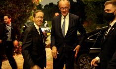 Le chancelier allemand Friedrich Merz (C-D)reçu pour un entretien par le président israélien Isaac Herzog (C-D) à Jérusalem, le 6 décembre 2025 ( POOL / ABIR SULTAN )