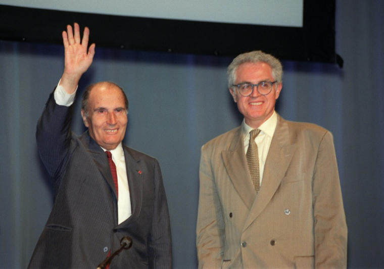 Le président de la République François Mitterrand (G) salue des jeunes sous le regard de son ministre de l'Education nationale Lionel Jospin, lors d'une rencontre avec des lycéens et collégiens le 31 mai 1990 à Evry ( AFP / GEORGES BENDRIHEM )
