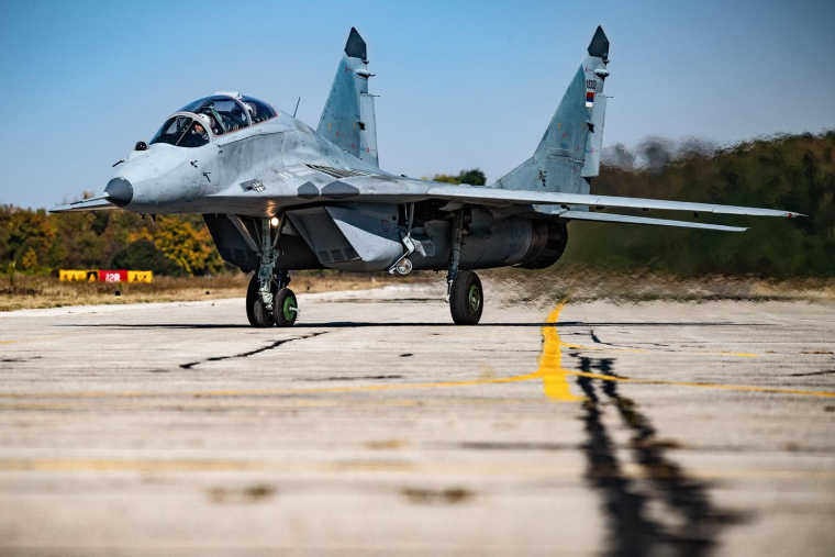 Un Mig 29 des forces aériennes serbes. Belgrade va remplacer ses vieux avions russes par des Rafale. ( AFP / ANDREJ ISAKOVIC )