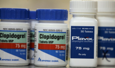 Des flacons de capsules de Plavix et de clodiprogel, son nom générique, en 2007 dans une pharmacie de Miami, en Floride ( AFP / ROBERT SULLIVAN )