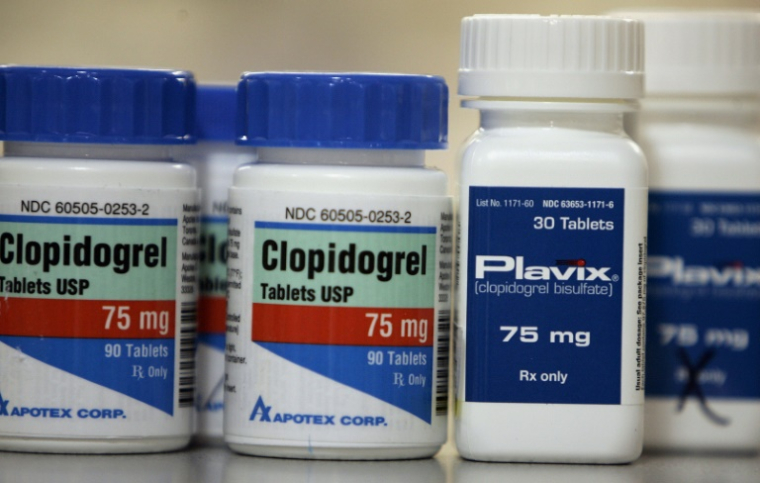 Des flacons de capsules de Plavix et de clodiprogel, son nom générique, en 2007 dans une pharmacie de Miami, en Floride ( AFP / ROBERT SULLIVAN )