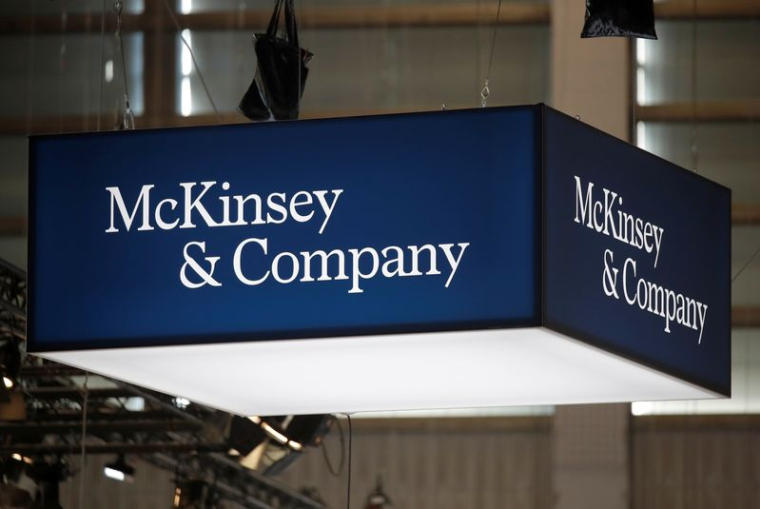 Le logo de McKinsey and Company est visible au salon VivaTech à Paris