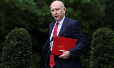 John Healey devant le 10 Downing Street, à Londres