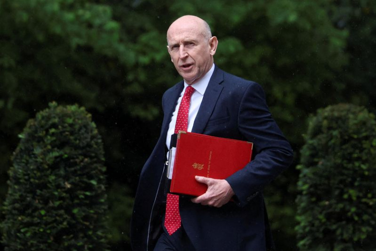 Le ministre britannique de la Défense démissionne