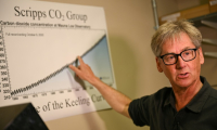 Le scientifique Ralph Keeling montre la courbe de Keeling, dans un laboratoire de San Diego, en Californie, le 11 avril 2025 ( AFP / Patrick T. Fallon )