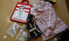 FRANCE: S'HABILLER VINTAGE AUX ENCHÈRES EN LIGNE, LOISIR PRISÉ EN TEMPS DE PANDÉMIE