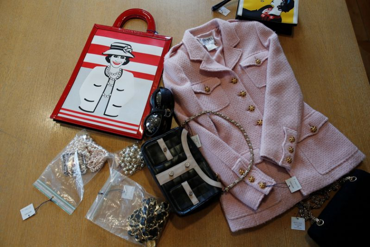 FRANCE: S'HABILLER VINTAGE AUX ENCHÈRES EN LIGNE, LOISIR PRISÉ EN TEMPS DE PANDÉMIE