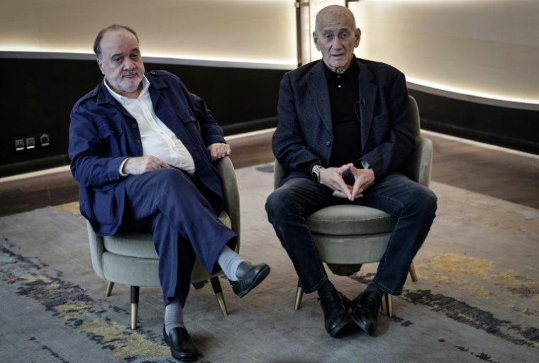 L'ancien Premier ministre israélien Ehud Olmert et l'ancien ministre palestinien des Affaires étrangères Nasser al-Kidwa, ici le 9 juin 2025 à Paris, promeuvent un plan de paix incluant la création d'un État palestinien voisin d'Israël ( AFP / STEPHANE DE SAKUTIN )
