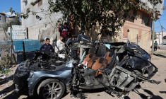 Une voiture détruite où deux journalistes palestiniens ont été tués lors d'une frappe israélienne, à Rafah, Gaza