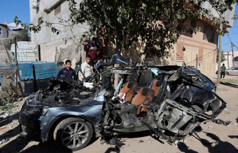 Une voiture détruite où deux journalistes palestiniens ont été tués lors d'une frappe israélienne, à Rafah, Gaza
