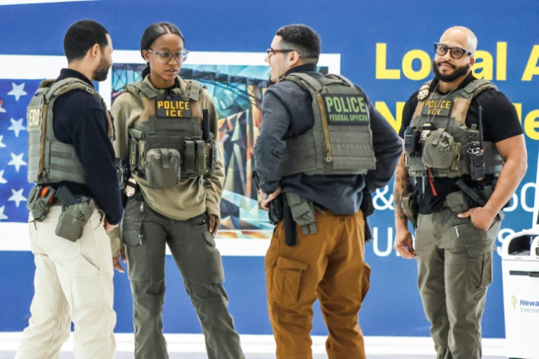 Des agents fédéraux dont des agents de l'ICE, en renfort à l'aéroport de Newark aux Etats-Unis, le 23 mars 2026 ( AFP / kena betancur )