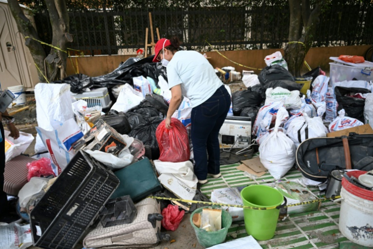 Une femme passe en revue des effets personnels dans la zone des objets retrouvés dans les décombres après le séisme qui a frappé le 10 août le complexe résidentiel Torres del Limonar, au sud de Cali, en Colombie, le 16 août 2026 ( AFP / Raul ARBOLEDA )