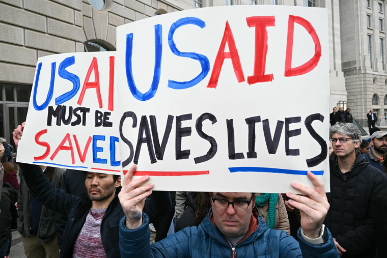 Manifestation devant le siège de l'Agence américaine pour le développement international (USAID), juste avant la conférence de presse des démocrates du Congrès à Washington, le 3 février 2025. ( AFP / MANDEL NGAN )