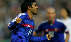 Vikash Dhorasoo se trouve un banc parisien