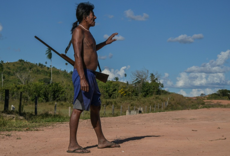 Le chef indigène de la tribu Kayapo, Kokti Kayapo, à Sao Felix do Xingu, en Amazonie brésilienne, le 19 juin 2025 ( AFP / Nelson ALMEIDA )