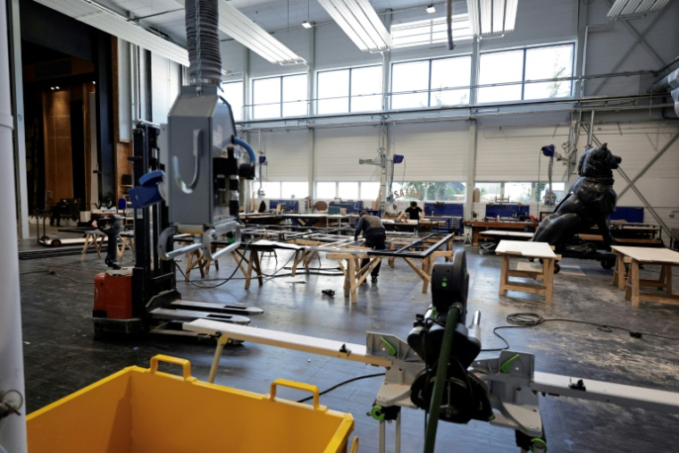 Les ateliers de fabrication des décors de la Comédie-Française à Sarcelles, dans le Val-d'Oise, le 29 avril 2025 ( AFP / STEPHANE DE SAKUTIN )