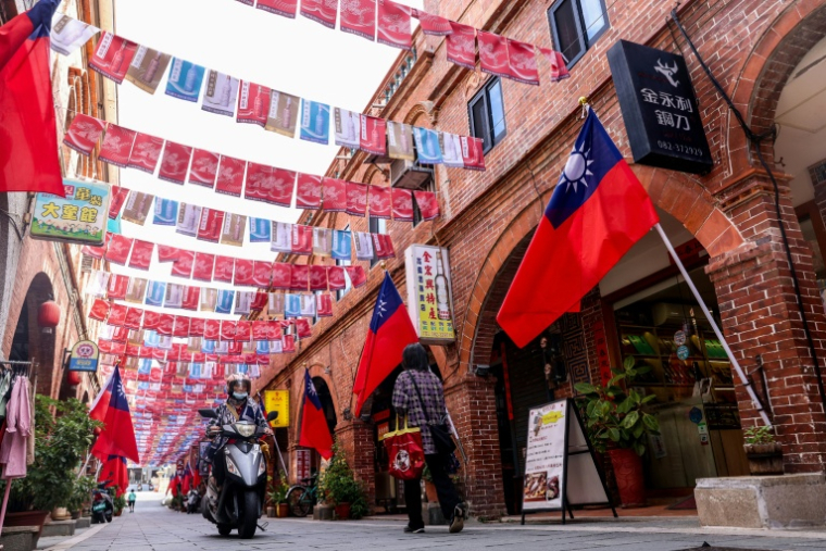 Des drapeaux taïwanais dans une rue de Kinmen, le 29 octobre 2025 à Taïwan ( AFP / I-Hwa CHENG )