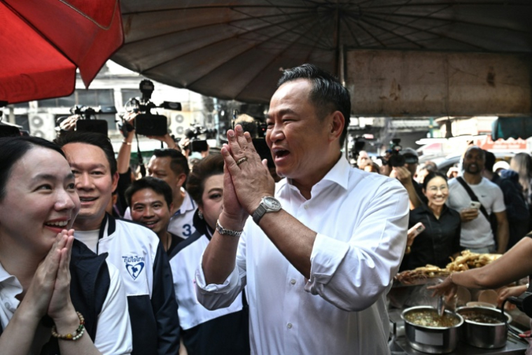 Le Premier ministre thaïlandais et chef du parti Bhumjaithai, Anutin Charnvirakul, dans le quartier chinois de Bangkok, le 20 janvier 2026, en Thaïlande ( AFP / Lillian SUWANRUMPHA )
