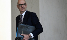 Le ministre l'Économie et des Finances, Roland Lescure, quitte le palais de l'Élysée après le Conseil des ministres hebdomadaire, à Paris, le 2 décembre 2025 ( AFP / JULIEN DE ROSA )