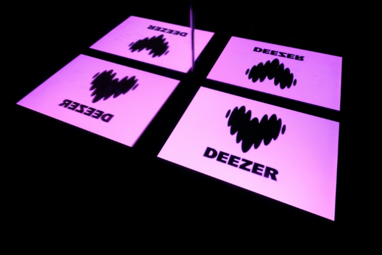 Depuis jeudi, quelques clics suffisent aux utilisateurs des services de streaming pour savoir si des morceaux 100% IA se cachent dans leur playlist, un outil gratuit lancé par la plate-forme Deezer. ( AFP / Lionel BONAVENTURE )