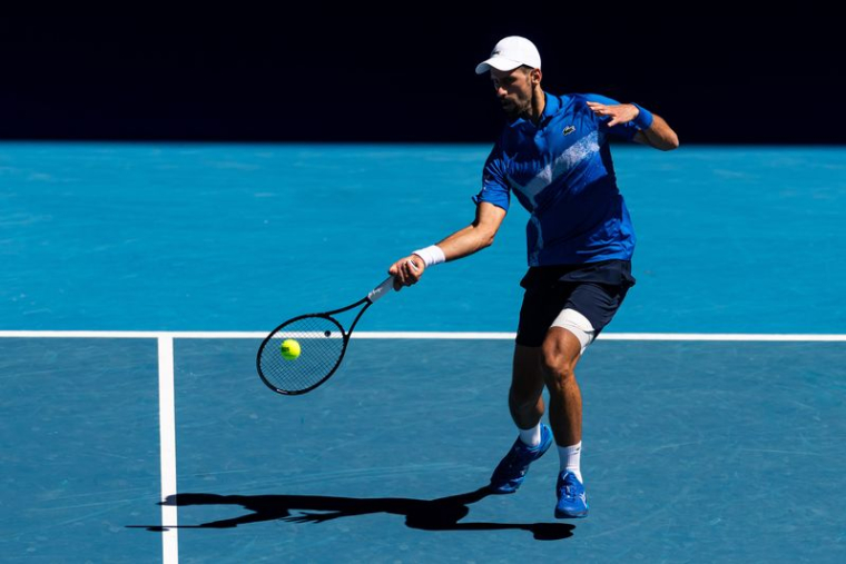 Novak Djokovic frappe un coup droit